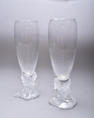 deux verres à vin posés l'un à côté de l'autre sur une table