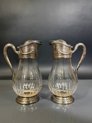 une paire de pichets anciens en verre plaqué argent