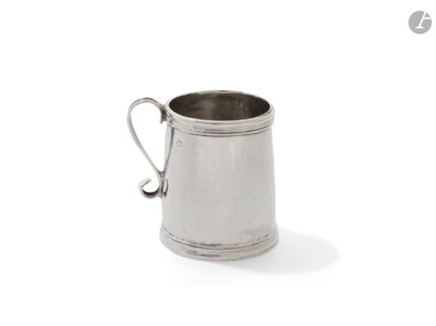 ANGLETERRE XVIIIe siècle Tankard miniature en argent, de for…