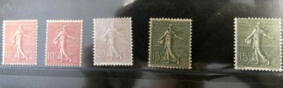 cinq timbres différents exposés dans une vitrine