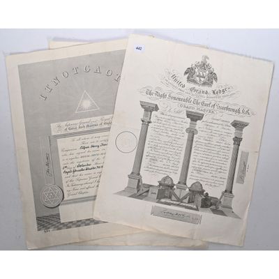 deux pages d'un livre sur lesquelles figurent une horloge et une tour d'horloge