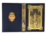 un vieux livre avec une couverture dorée et une couverture noire