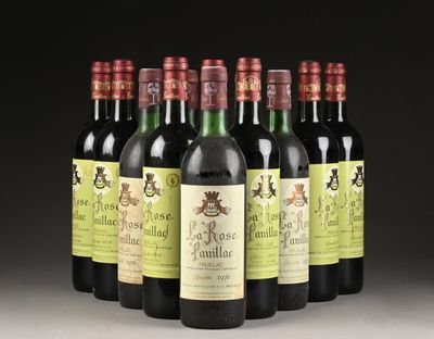 six bouteilles de vin sont alignées sur une table