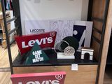 une vitrine contenant de nombreux objets