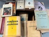 plusieurs livres empilés les uns sur les autres