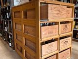 une caisse en bois contenant des bouteilles de vin dans un magasin