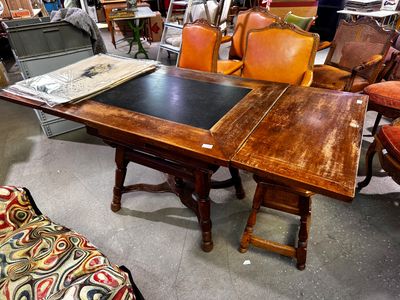 une table au plateau noir et une chaise dans une pièce
