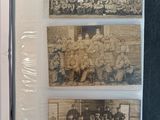 une vieille photo en noir et blanc représentant un groupe de personnes en uniforme
