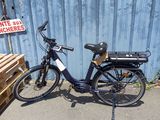 un vélo garé près d'un mur bleu