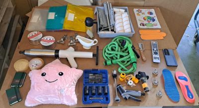 une table sur laquelle se trouvent de nombreux objets, dont une étoile de mer