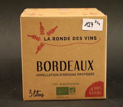 la boîte de vin est posée sur la table, sur la table