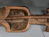 un instrument en bois accroché au mur