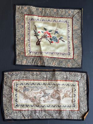 paire de tentures murales chinoises anciennes brodées, représentant des oiseaux et des fleurs