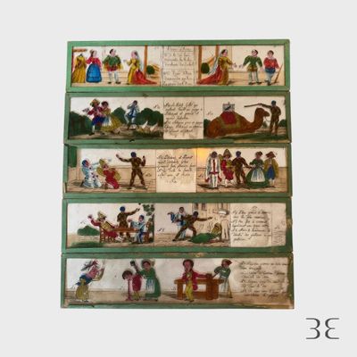 une photo d'une bibliothèque sur laquelle sont disposées de nombreuses figurines