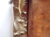 un cadre en bois orné d'une décoration à la feuille d'or sur le dessus