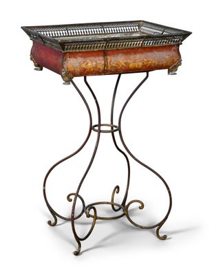 une table en métal sur laquelle est posé un plateau
