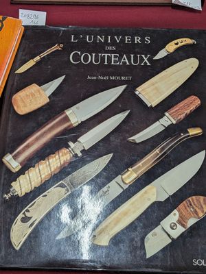 des livres posés sur une table sur laquelle se trouvent plusieurs couteaux