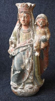 l'image d'une statue représentant une femme tenant un enfant dans ses bras
