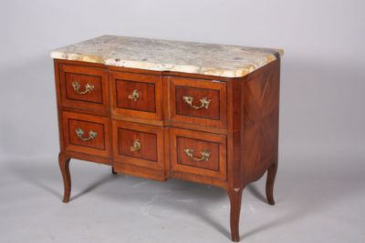 une commode avec un plateau en marbre posée sur un piètement en bois