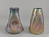 deux vases posés l'un à côté de l'autre sur une table