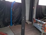 un homme debout dans une pièce avec quelques outils