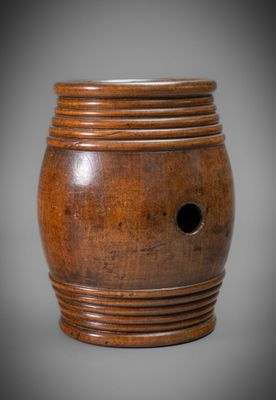 un vieux vase en bois percé d'un trou au milieu