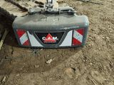 une machine posée à même le sol, dans la terre
