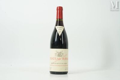 une bouteille de vin posée sur une table