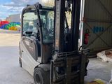 un chariot élévateur à fourche garé devant un bâtiment