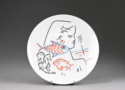 une assiette blanche sur laquelle est représentée une femme et un poisson