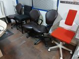 plusieurs chaises de bureau sont alignées dans une pièce