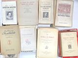 plusieurs vieux livres sont empilés sur une table