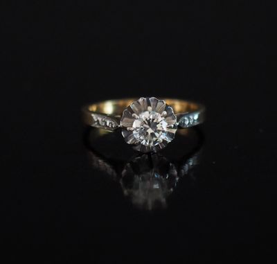 Bague de forme solitaire en or jaune 750, sertie en son cent…
