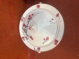un lavabo blanc orné de fleurs rouges dans une salle de bains