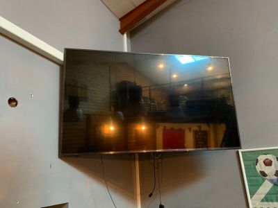 une télévision à écran plat accrochée au mur dans le salon