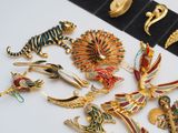 a lot of brooches that are laying on a table