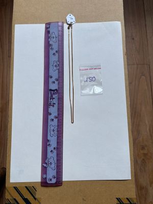 une feuille de papier et une règle posées sur une table