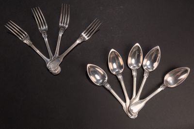 Plusieurs cuillères et fourchettes sont disposées sur une surface noire.