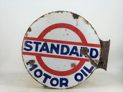 a sign that says standard motor oil on it