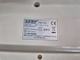 un gros plan sur un bouton situé sur le côté d'une cuvette de WC