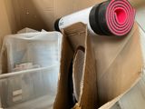 une boîte en carton contenant un tapis de yoga enroulé