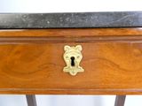 un bureau en bois avec un plateau en marbre noir et une serrure dorée