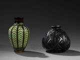 deux vases posés l'un à côté de l'autre sur une table