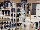 de nombreux outils accrochés au mur dans le magasin, destinés à la vente