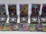 Jeu de cartes à collectionner Pokémon présenté dans des étuis en plastique posés sur une surface blanche