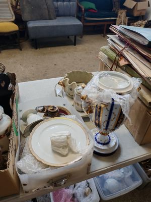 une table sur laquelle il y a plein de choses