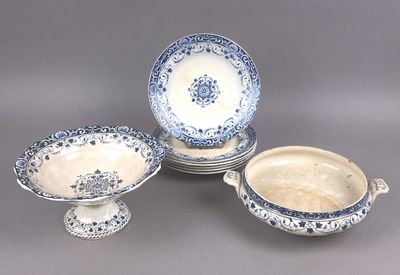 plusieurs pièces de porcelaine bleue et blanche posées sur un fond gris