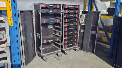 un rack contenant de nombreux types d'appareils électroniques différents