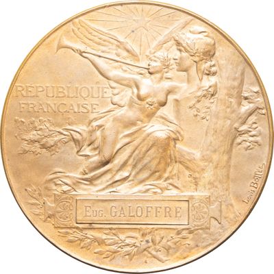 une image représentant une médaille d'or sur laquelle figure une femme tenant un parapluie