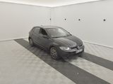 la voiture est garée dans le garage sur le sol en damier